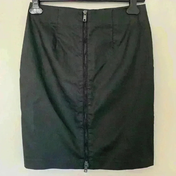 Banana Republic Black Skirt Size 4, Zips entire length of back side - Picture 1 of 3